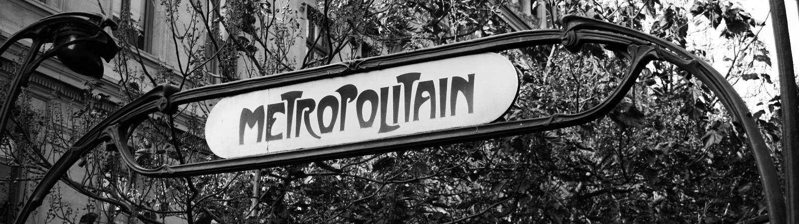 Le mot metropolitain écrit sur un ancien panneau d'entrée du metro de Paris